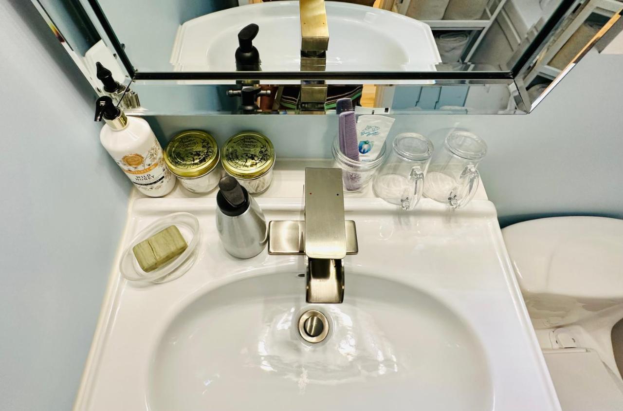 Private Guest Suite 10Mins To Downtown - King Bed - Bathtub - Free Parking Vancouver Exterior photo