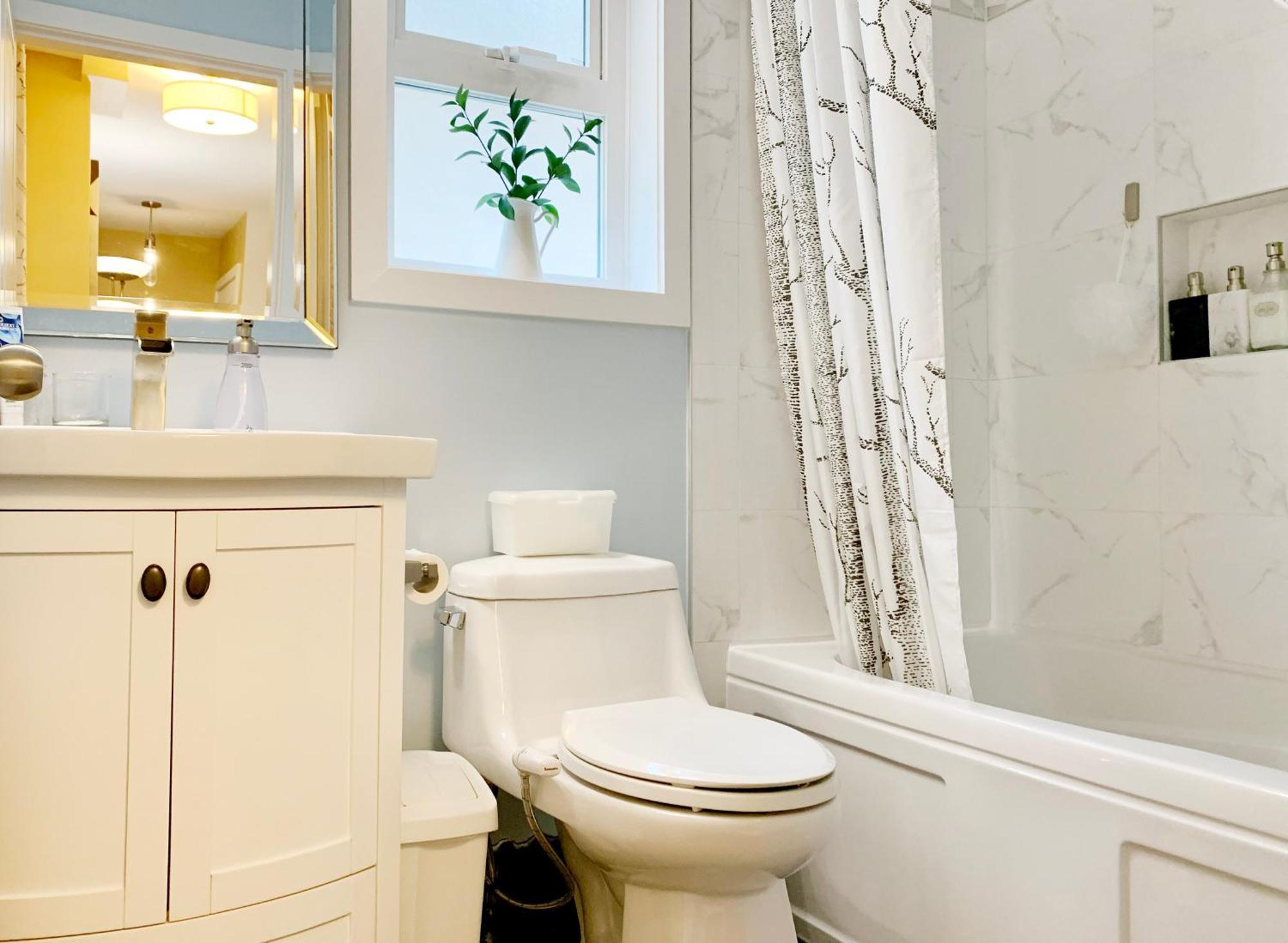 Private Guest Suite 10Mins To Downtown - King Bed - Bathtub - Free Parking Vancouver Exterior photo